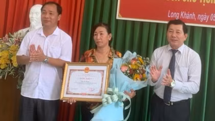 Biểu dương 2 người phụ nữ nhặt được gần 400 triệu đồng đem trả người đánh rơi