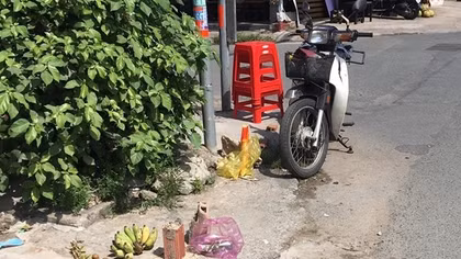 Người đàn ông dừng xe máy ở giao lộ, lên cơn co giật rồi tử vong