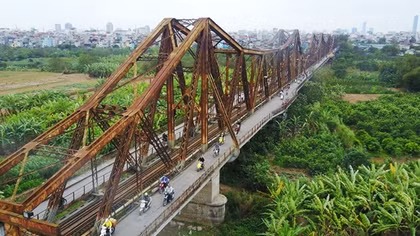 Cầu Long Biên như “tấm áo cũ”, vá chỗ này, thủng chỗ kia