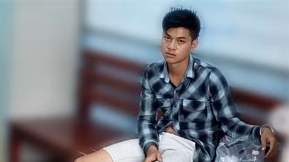 Giật điện thoại bé gái khi đang dò bản đồ tìm đường