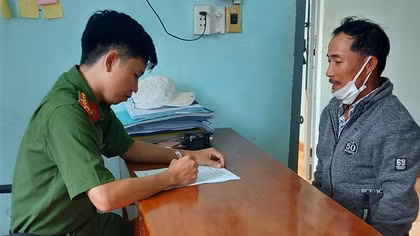 Vận động đối tượng bị truy nã 28 năm ra đầu thú