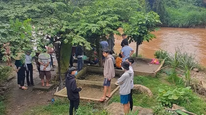 Bé trai 2 tuổi bị nước cuốn trôi khi cùng mẹ thả cá phóng sinh