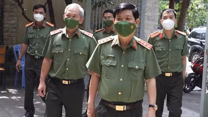 Thứ trưởng Nguyễn Văn Sơn thăm, chúc tết gia đình các đồng chí nguyên lãnh đạo Bộ Công an