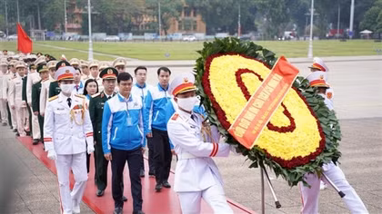 Đoàn đại biểu dự Đại hội Đoàn toàn quốc báo công dâng Bác