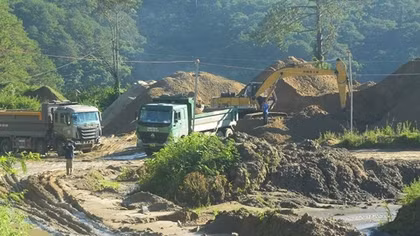 Rầm rộ khai thác cát dưới hình thức nạo vét hồ thủy điện Đa Nhim