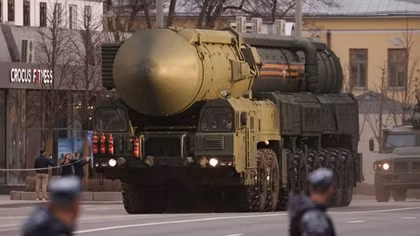 Đoàn xe tên lửa hạt nhân lăn bánh trong đêm giữa thủ đô Moscow