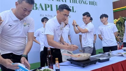 Xếp hàng rồng rắn xem dàn sao HAGL trổ tài đầu bếp