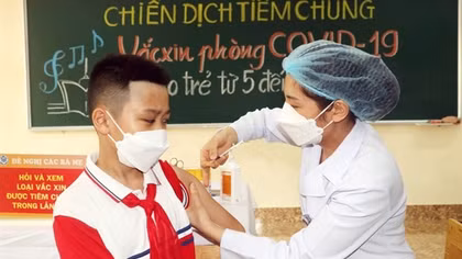 Gần 200 học sinh lớp 6 đầu tiên tiêm vaccine phòng COVID-19