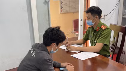 Công an xã buộc tên trộm ẩn náu vườn quê hiện hình