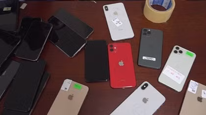 Tạm giữ hàng trăm chiếc điện thoại iPhone đã qua sử dụng