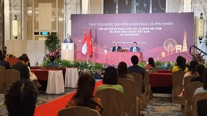 Chủ tịch nước gặp gỡ cộng đồng người Việt tại Singapore