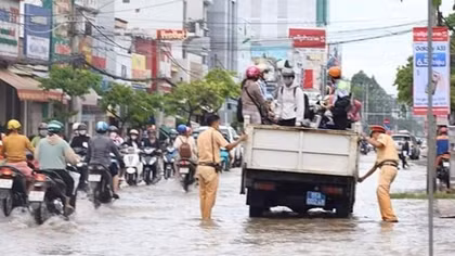 Triều cường dâng cao, CSGT dùng xe tuần tra chở học sinh