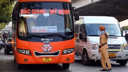 GSGT Hà Nội chặn bắt, xử lý hàng loạt xe khách "rùa bò"