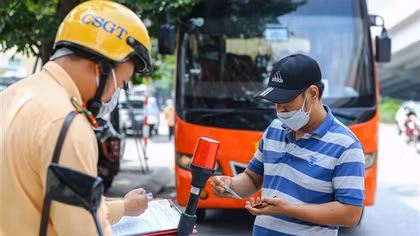 Bị CSGT xử phạt, tài xế than do khách tự trèo lên xe