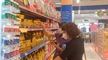 Nguồn hàng Tết dồi dào, lo sức mua yếu