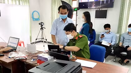 Tất bật giải quyết thủ tục hành chính cho người dân