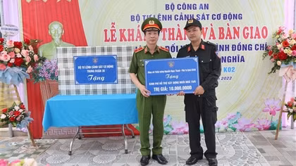 Trao tặng nhà cho gia đình cán bộ Cảnh sát bảo vệ có hoàn cảnh khó khăn
