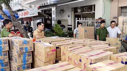 Phát hiện kho chứa hàng hóa nghi nhập lậu