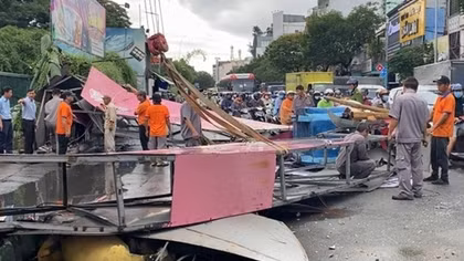 Cổng chào 5m đổ sập, một người đi xe máy thoát chết