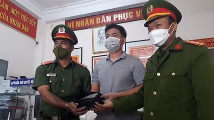 Phó Trưởng Công an phường trả 300 triệu đồng cho người đánh rơi