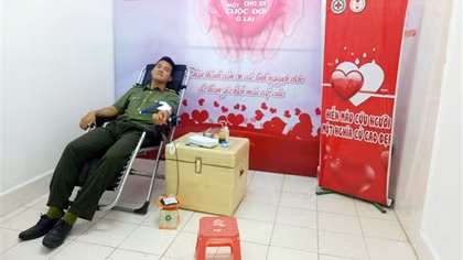 Thượng uý Công an xã hiến máu cứu người đàn ông bị trâu húc