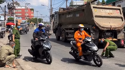 Nữ sinh viên nguy kịch khi bị xe ben ôm cua cuốn vào gầm