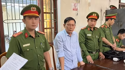 Bắt nguyên Chủ tịch UBND xã chiếm đoạt tài sản