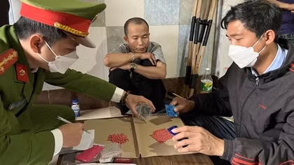 Bắt 3 đối tượng, thu 1.622 viên ma túy hồng phiến và 120 gam ma túy đá