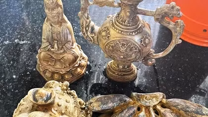 Nhiều người dân ở miền núi bị lừa mua cổ vật đồng đen... rởm
