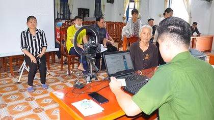 Đẩy nhanh tiến độ cấp CCCD gắn chip và tài khoản định danh điện tử cho người dân
