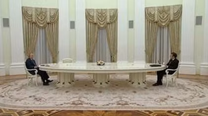 Nguồn gốc chiếc bàn cực dài bài trí trong Điện Kremlin