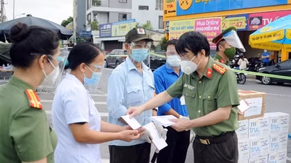 Việc thiện giữa mùa dịch