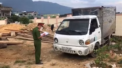 Bị bắt xe chở gỗ lậu, nhà xe hối lộ Công an xã bất thành