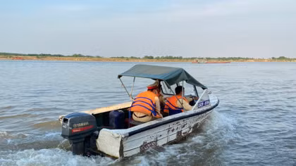 Cảnh sát đường thủy Thủ đô lao xuống sông Hồng vớt hàng, cứu dân