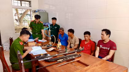 Con nghiện trang bị "hàng nóng" canh gác điểm bán lẻ ma tuý