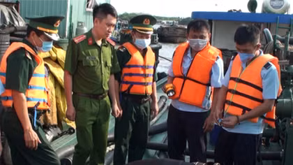 Bắt gần 500 tấn dầu không rõ nguồn gốc khu vực sông Sài Gòn