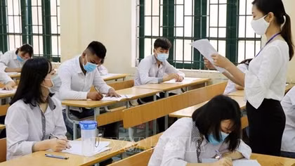 Thi tổ hợp đòi hỏi giám thị phải rất chuyên nghiệp trong phát, thu đề