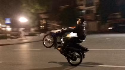 Xử lý nghiêm các đối tượng "bốc đầu" xe môtô