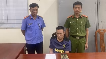 Dùng mô tô phân khối lớn vận chuyển 1 bánh heroin