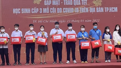 Tặng quà Tết và lì xì cho các em học sinh mồ côi do COVID-19