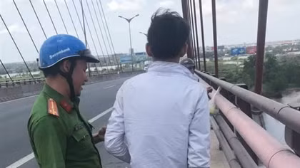 Người dân gửi thư cảm ơn Công an xã cứu người định lao xuống sông Hồng tự tử