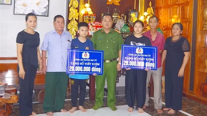 Trao sổ tiết kiệm cho thân nhân cán bộ Công an đã mất