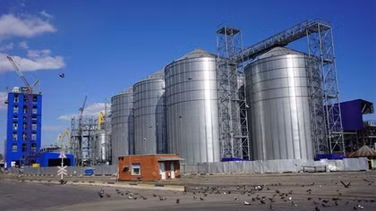 Nga tố lính Ukraine đốt kho ngũ cốc ở Mariupol