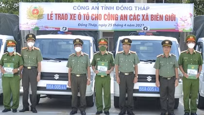 Trang cấp ôtô cho Công an các xã biên giới