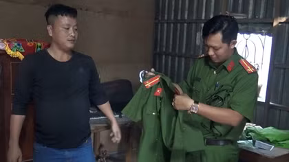 Tàng trữ trái phép trang phục CAND