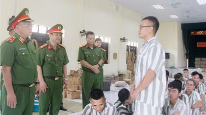 Ngóng đợi ngày đặc xá
