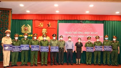 Khen thưởng 9 tập thể phá chuyên án vận chuyển ma túy xuyên quốc gia