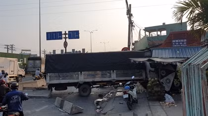 Xe đông lạnh mất lái đẩy xe tải lao vào nhà dân