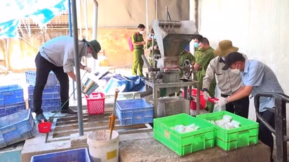 Hơn 42 tấn chất thải nguy hại chưa qua xử lý trong xí nghiệp đèn ống