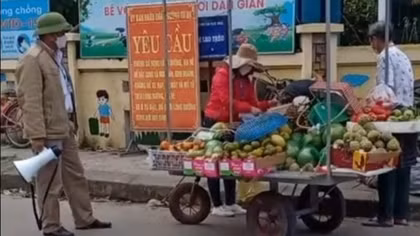 BQL chợ cưỡng chế hàng rong, bỏ mặc nữ tiểu thương nằm bất tỉnh bên đường